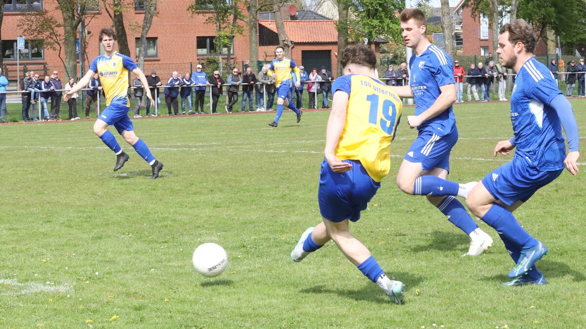 Niklas Thiel hat sich wunderschön über die linke Seite durchgesetzt und schlenzt den Ball aus sechs Metern gefühlvoll ins rechte untere Eck des Geversdorfer Gehäuses. Das 1:0 in der 3. Minute. Foto: Witthohn