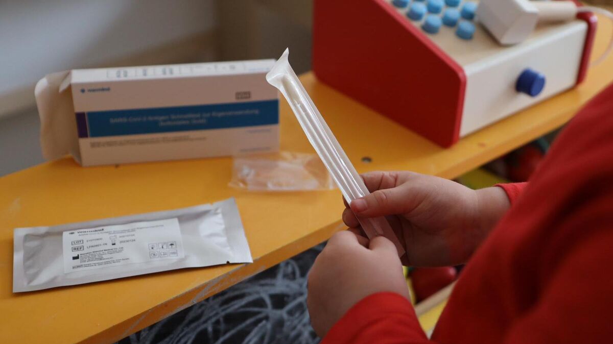 In den meisten Kindertagesstätten im Landkreis werden Corona-Selbsttests für Kinder angeboten. Fachleute rechnen daher mit einer stark ansteigenden Zahl an bekanntgewordenen Neuinfektionen in den nächsten Tagen und Wochen. Foto: Unruh