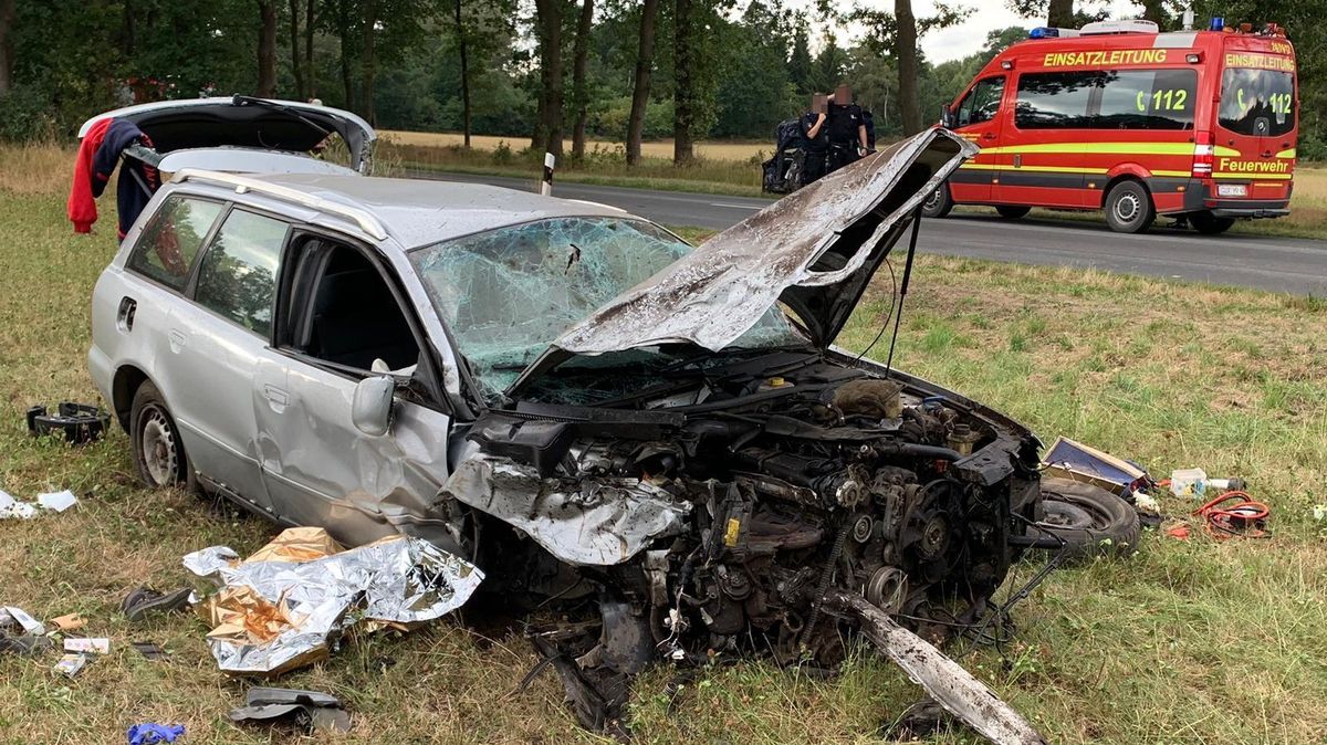 Ein 26-jähriger Autofahrer, der unter dem Verdacht steht, alkoholisiert gewesen zu sein, hat am Sonnabend einen schweren Unfall auf er L 119 zwischen Bad Bederkesa und Fickmühlen verursacht. Foto: Feuerwehr Stadt Geestland