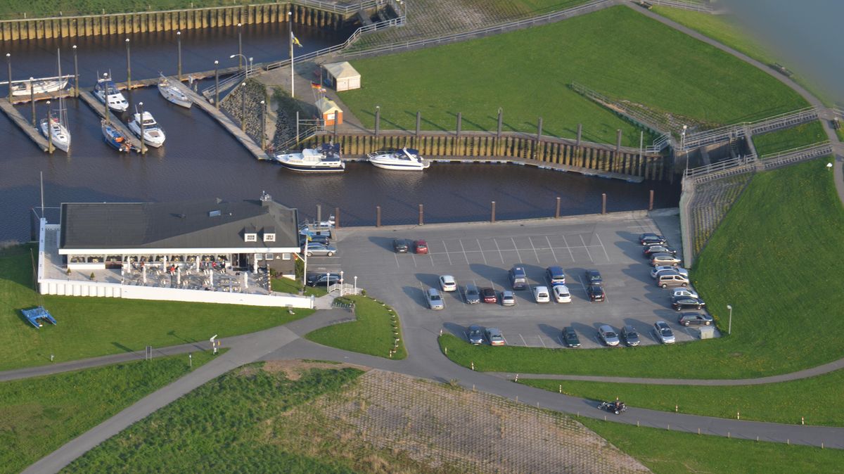 Was entsteht anstelle Elbterrassen an Otterndorfs Seglerhafen? Politik, Verwaltungen, Verbände sind in einem Arbeitskreis mit dem Eigentümer und Investoren im Gespräch. Archivfoto: Schröder