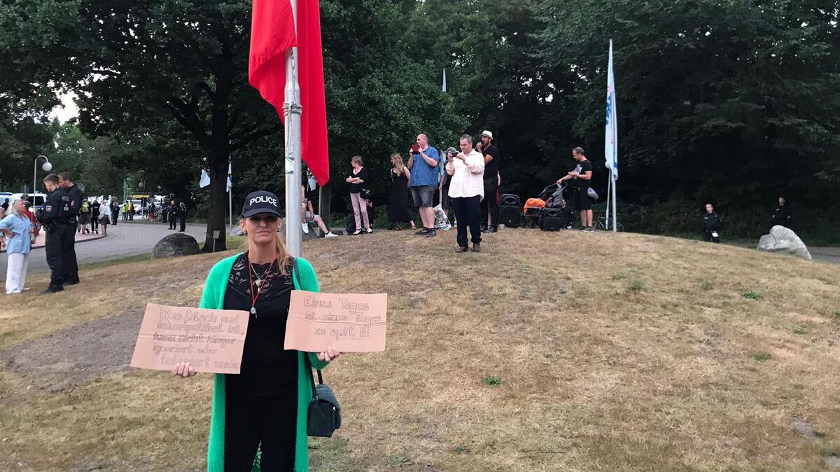 Wie eine Spontanversammlung sieht das laut Polizei nicht aus. Deshalb droht auch den Demonstranten ein Bußgeld. Foto: Reese-Winne