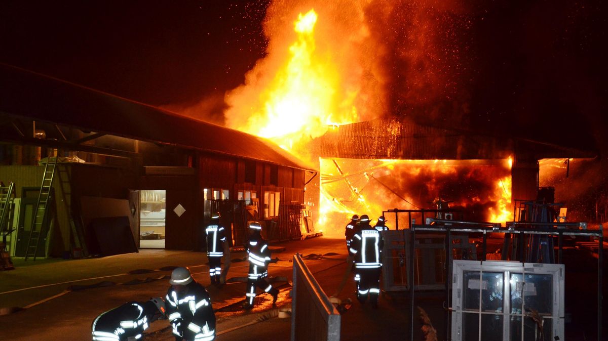 Das Großfeuer in Osten-Isensee zerstörte Groteile einer Tischlerei. Foto: Lange