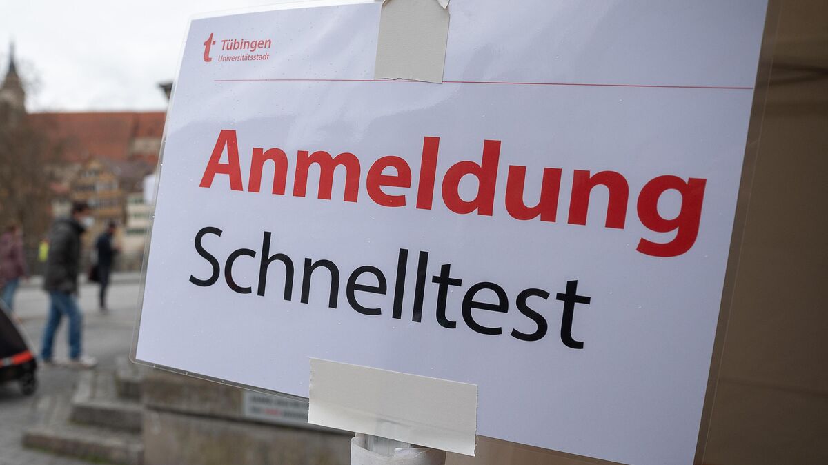 2Gplus bedeutet, dass auch vollständig Geimpfte vor dem Restaurantbesuch zum Schnelltest müssen. Doch Gastronomie-Betriebe können jetzt die 2Gplus-Pflicht in Innenräumen in 2G umwandeln. Foto: dpa/Sebastian Gollnow