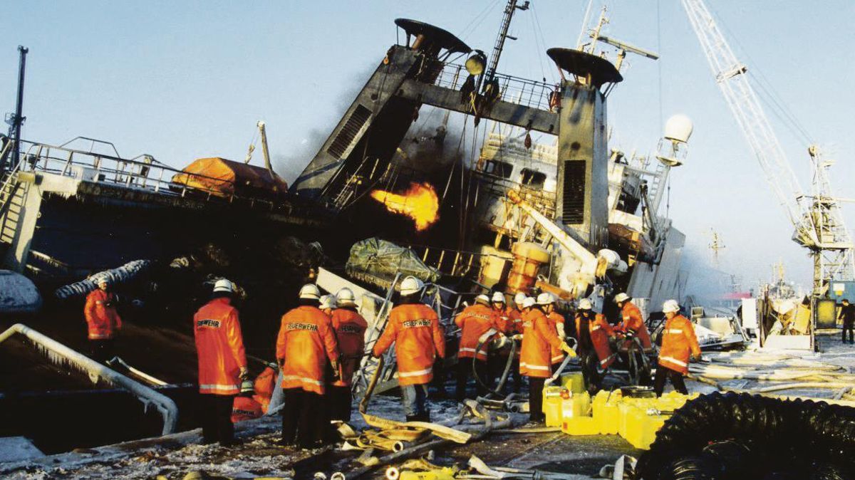 Das Großfeuer zerstörte das Fabrikschiff "Mainz" an der Pier im Neuen Fischereihafen. Die Feuerwehren setzten auch Schaummittel aus den gelben Kanistern ein, die ihnen Kollegen aus Bremerhaven brachten. Foto: Lütt