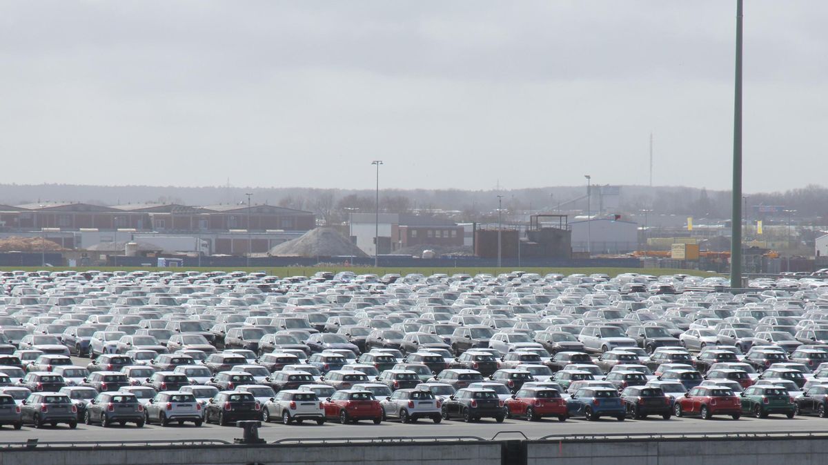 Nach einer Delle zum Jahresbeginn 2021 hat sich der Autoumschlag bei Cuxport einigermaßen stabilisiert. Unser Foto zeigt die für den Weitertransport bereit gestellten Pkw auf der Staufläche vom neuen Liegeplatz 4. Noch besser entwickelt hat sich der Umschlag auf der Offshore-Basis. Foto: Sassen
