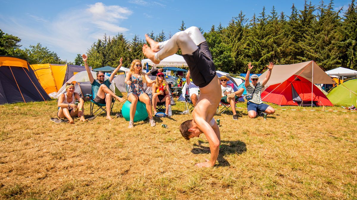 Auf solche Bilder muss das Deichbrand 2020 verzichten.  Das Festival fällt der Corona-Pandemie zum Opfer. 2021 soll die Stimmungsbombe dann wieder steigen. Foto: Alexander Schliephake