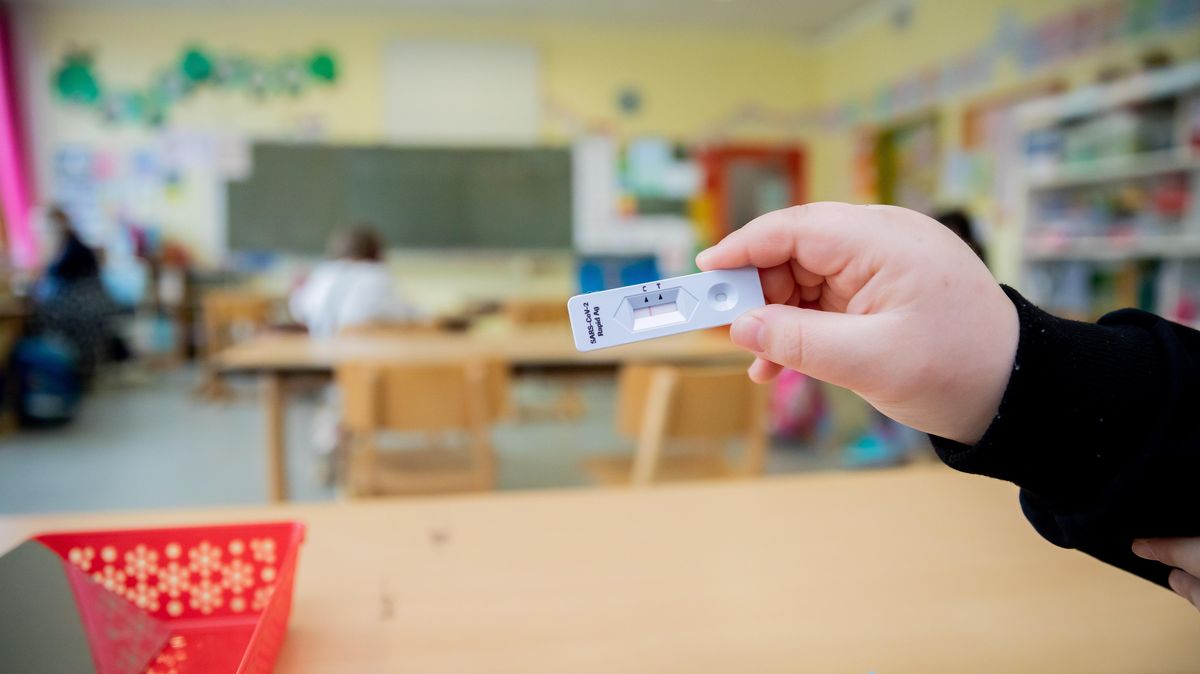 Tausende Corona-Tests werden momentan von Kindern im Kreis Cuxhaven durchgeführt. Aber was ist, wenn der Test positiv ausfällt? Symbolfoto: Christoph Soeder/dpa