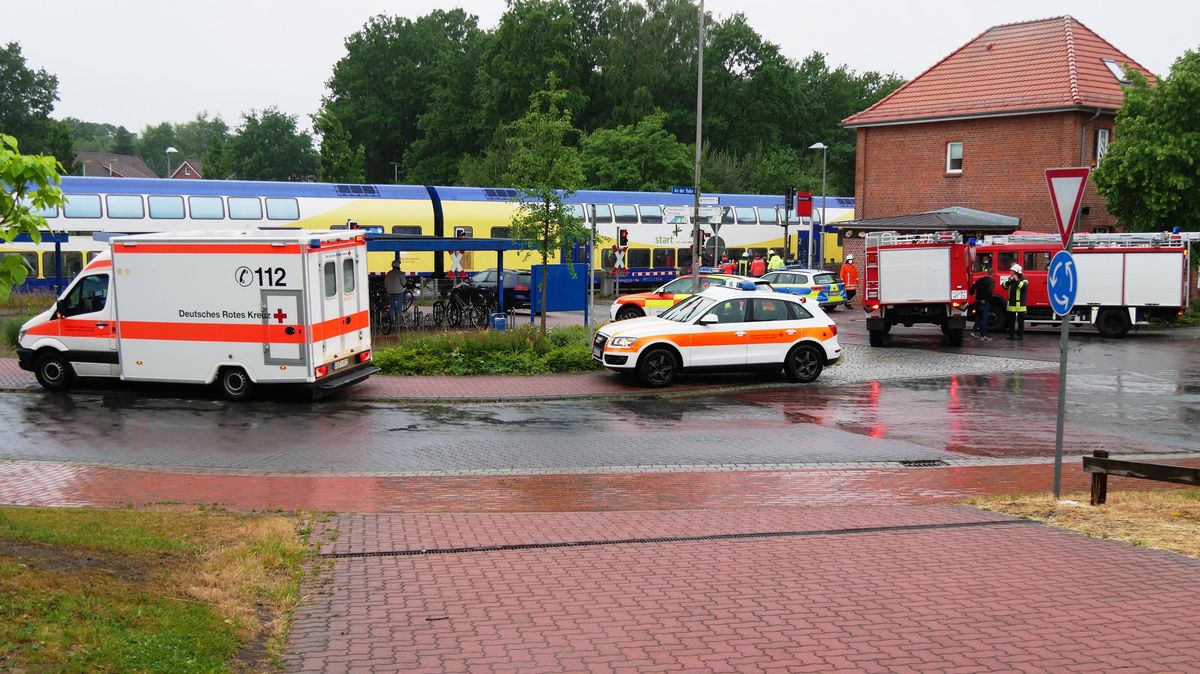 Direkt am Hemmoorer Bahnhof ereignete sich der Unfall, bei dem ein Mensch starb. Foto: Lange