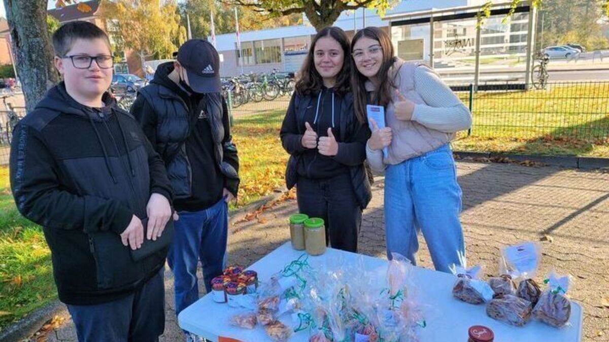 Gegen eine Spende wurden die Spezialitäten auf dem Wochenmarkt abgegeben. Foto: Bürgerküche