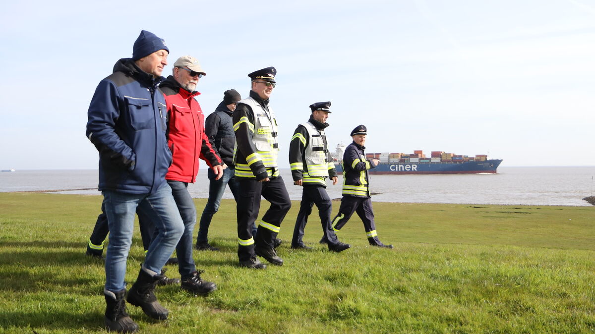 Vertreter der Aufsichtsbehörden, der Feuerwehr, der Bundeswehr und der Gemeinden machten sich ein Bild vom Zustand des Elbdeichs. Foto: Fischer