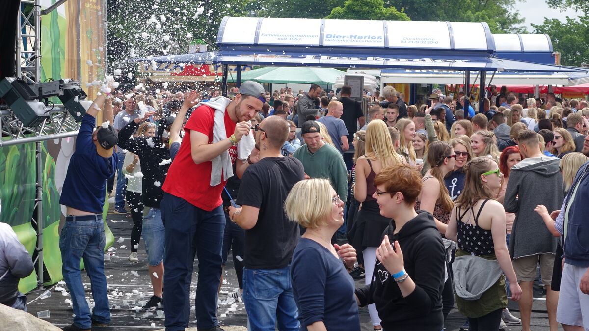 Einmal im Jahr, immer am Pfingstsonntag, verwandelt sich die kleine Gemeinde Steinau in eine der größten Fetenmeilen im Cuxland: Der Frühtanz ist Kult. In diesem Jahr bekommt die Freiluftfete erstmals Konkurrenz: Auch in Lüdingworth wird Frühtanz gefeiert. Foto: CN/NEZ-Archiv