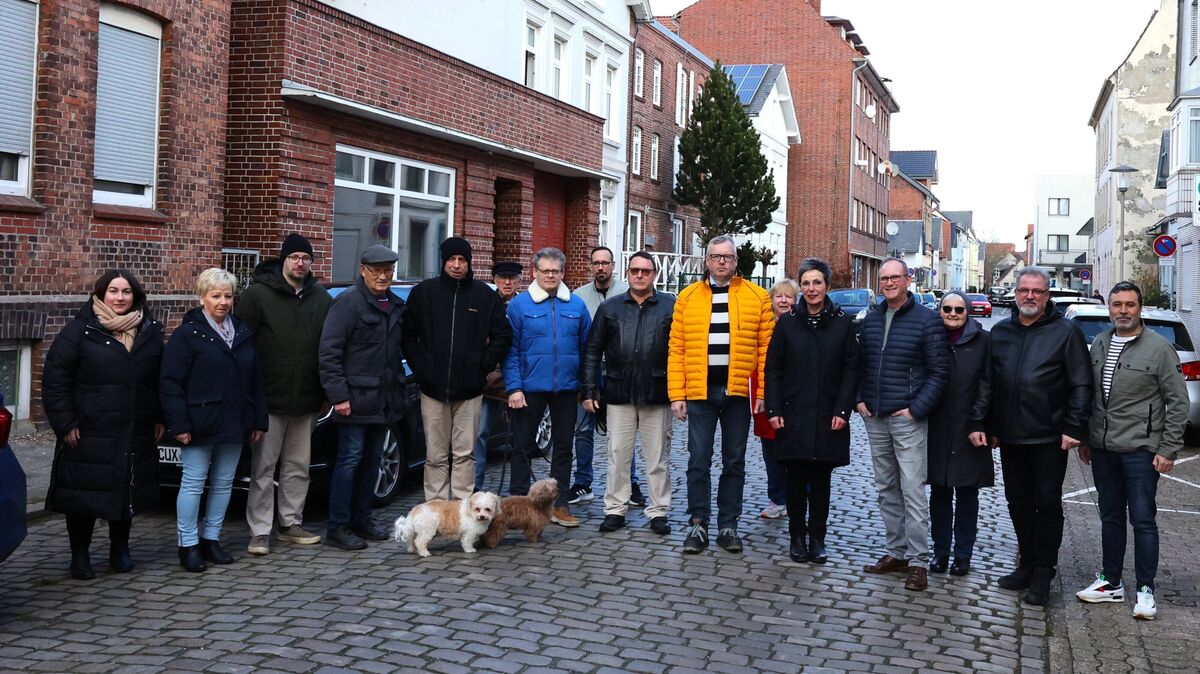 Diese Anwohner der Wilhelm-Heidsiek-Straße kämpfen unter anderem für den Erhalt des alten Kopfsteinpflasters in ihrer Straße, doch die Stadt Cuxhaven hat andere Pläne. Foto: Fischer