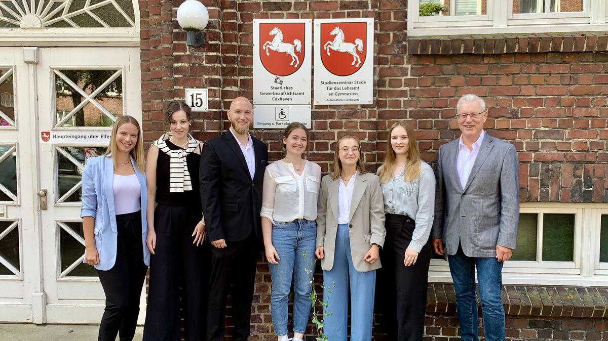 Sie starten in das Referendariat (v.l.): Lisa-Marie Schmitz (Waldschule Hagen), Yasmin Griemsmann (Internatsgymnasium Bad Bederkesa), Jamie Sauer (Gymnasium Otterndorf), Sarah Winkelmann (Waldschule Hagen), Nina Feuerhahn (Amandus-Abendroth-Gymnasium) und Tamina Müller (Lichtenberg-Gymnasium). Neben ihnen Jürgen Tomaschewski, Leiter der Außenstelle Cuxhaven. Foto: red