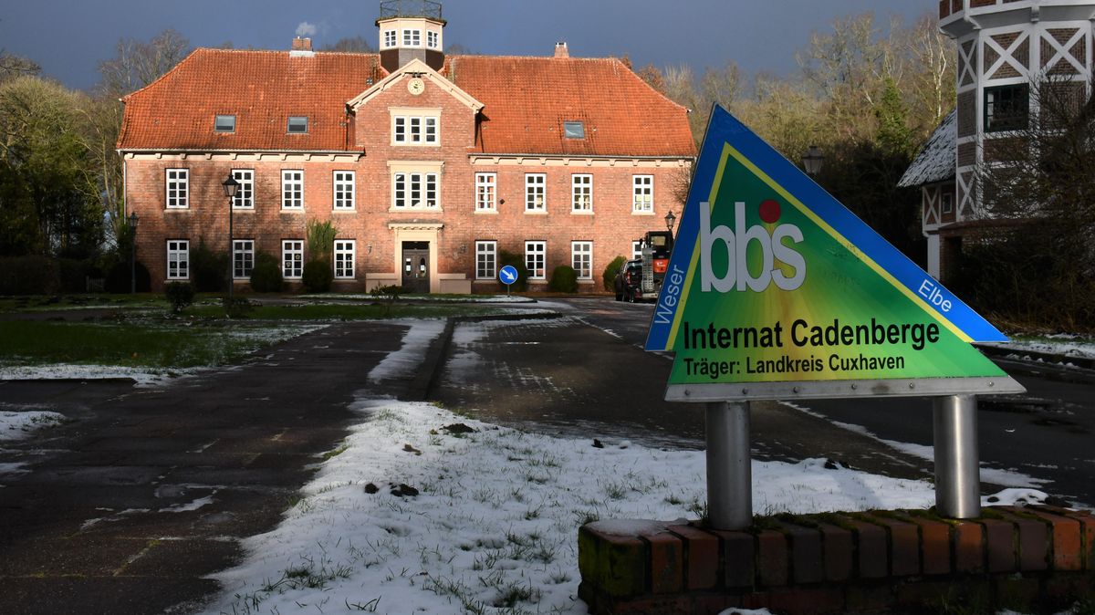 Schön, aber alt: Eine Sanierung des historischen Internatsgebäudes an der Cadenberger Berufsschule hätte sich nicht gelohnt. Was mit ihm passiert, ist ungewiss. Klar ist dagegen, dass es einen modernen Neubau geben wird. Foto: Schröder