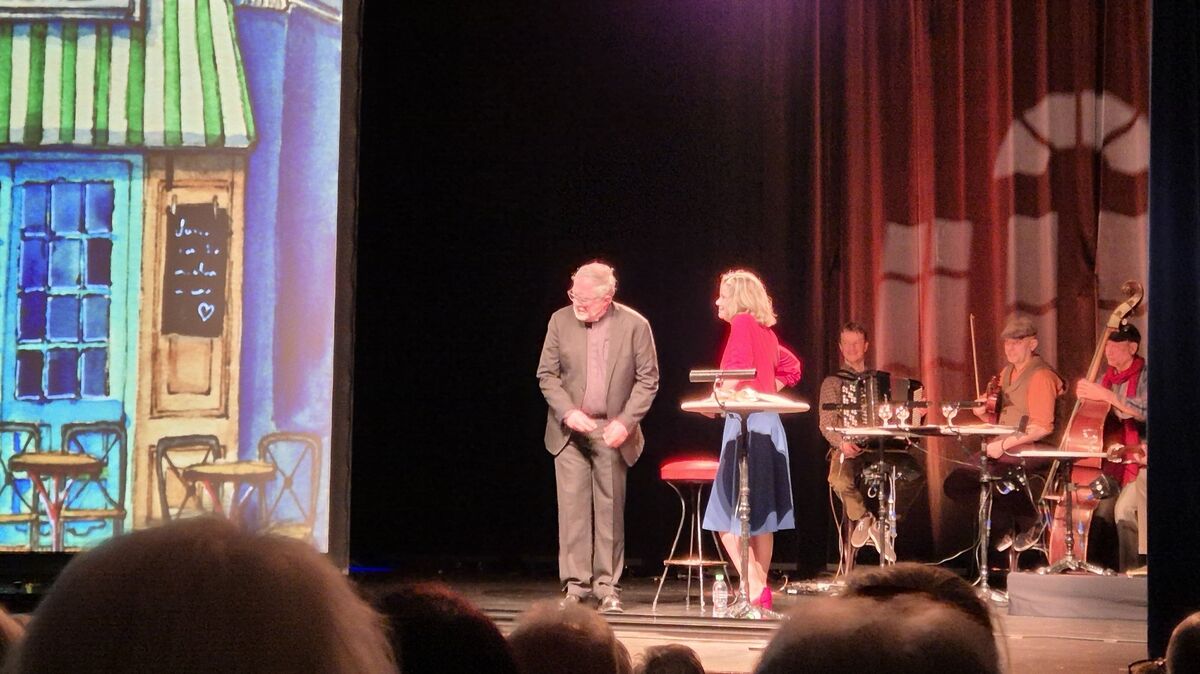 Ann-Kathrin Kramer und Harald Krassnitzer begeistern mit ihrer szenischen Lesung „Chocolat“ das Publikum im Stadttheater Cuxhaven. Foto: Domke-Feiner