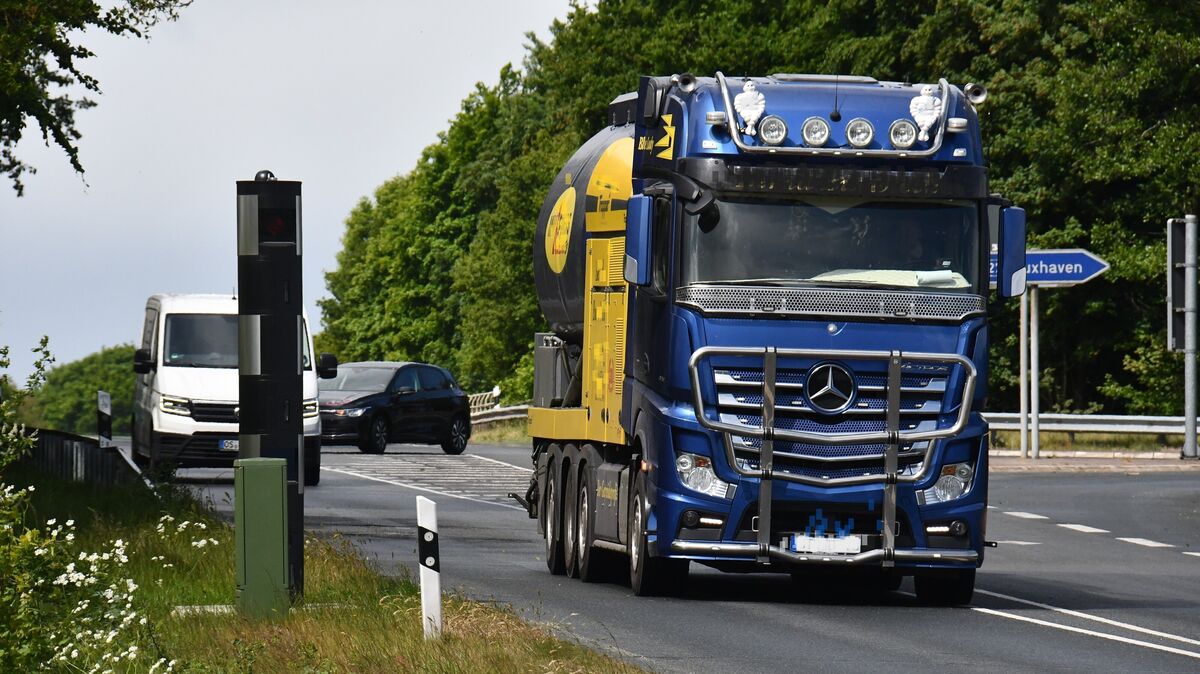 In Hechthausen-Bornberg ist bereits eine Anlage zur Tempomessung installiert worden; wenig später folgte eine Säule bei Neuenwalde an der Autobahn-Abfahrt (Foto). Es werden nicht die letzten Geräte im Kreisgebiet sein. Zwischen 2026 und 2028 sollen Messstationen folgen. Foto: Schröder
