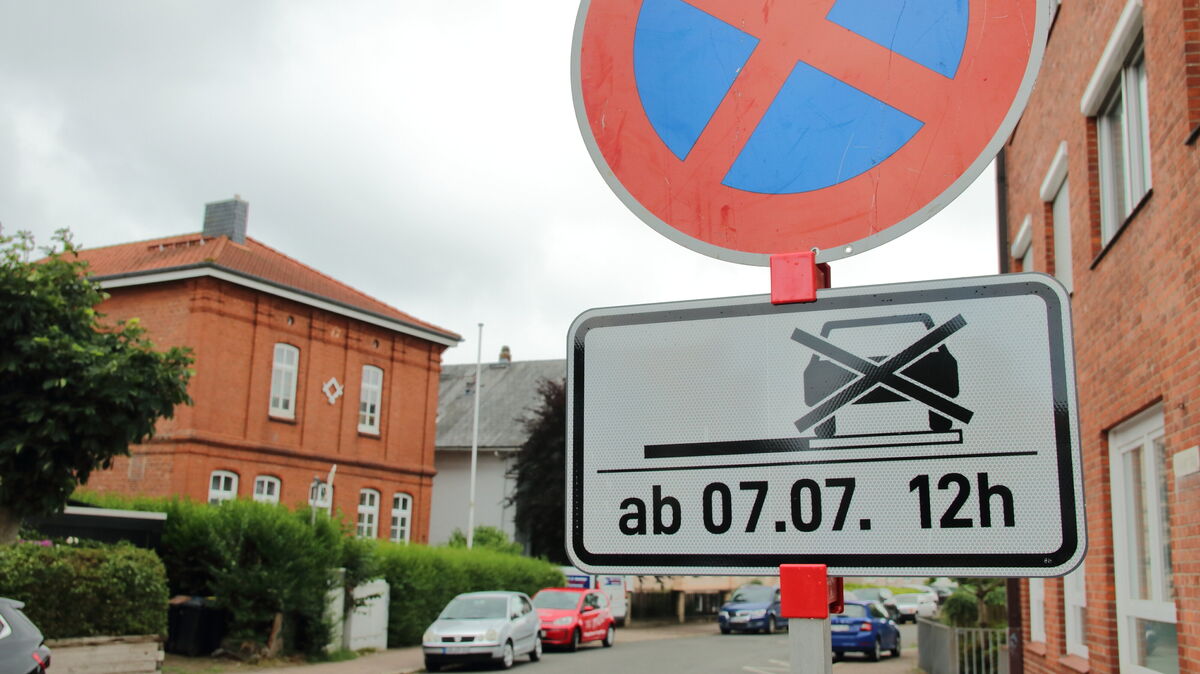 Ab Montagmittag gilt im Grünen Weg eine Halteverbotsregelung. In Zukunft wird das Parken auf der Westseite (Bild) der Straße nicht mehr möglich sein; gleiches soll nach Beginn des Verkehrsexperiments in der Friedrich-Carl-Straße gelten. Foto: Koppe