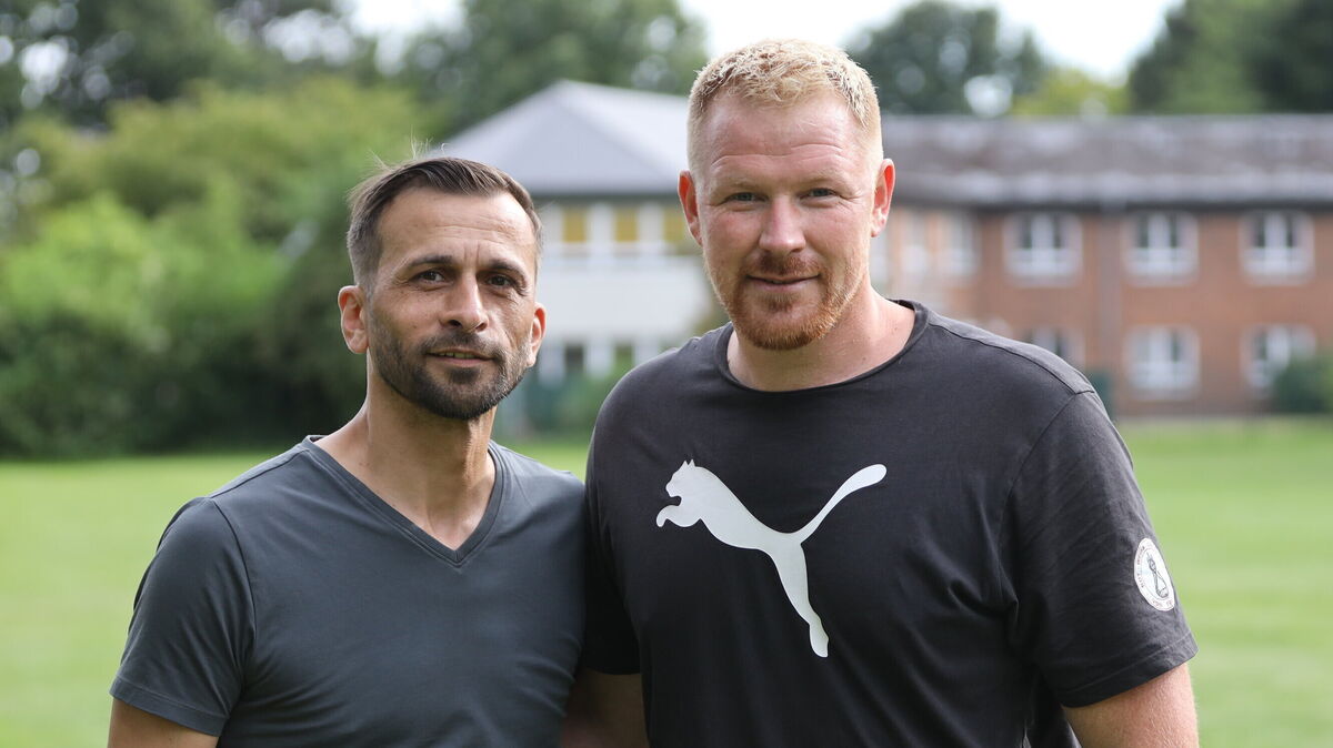 Trainer Philipp Schlüter (r.) und Teammanager Daniel Gonzalez sind zuversichtlich, dass Rot-Weiss Cuxhaven in der anstehenden Bezirksliga-Saison oben mitspielen wird. Foto: Unruh