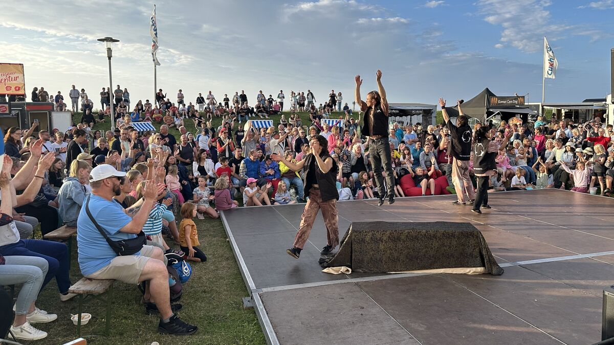 Gute Laune gratis: Binnen Sekunden haben die gut gelaunten "Funky Monkeys" beim Duhner Künstler-Promenadenfest das Publikum auf ihrer Seite. Foto: Reese-Winne