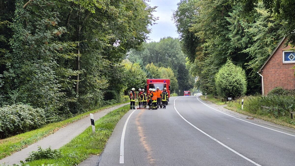 Vollsperrung zum Schutz der Einsatzkräfte auf der B73. Foto: Jürgen Lange