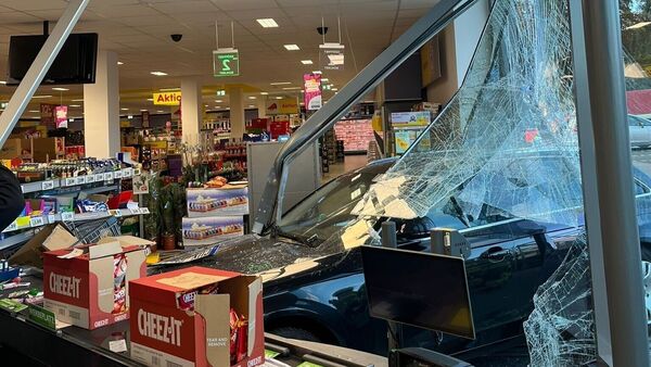 Unfall in Cuxhaven-Altenwalde: Auto kracht durch Supermarkt-Scheibe