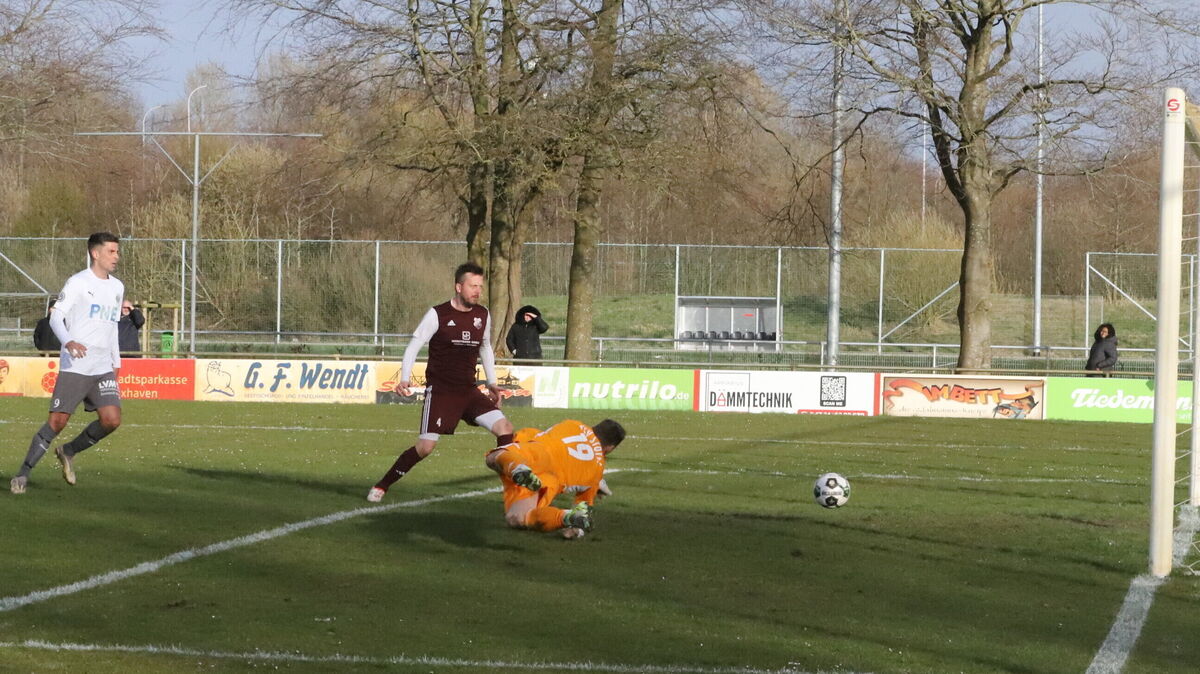 Niklas Menke (nicht im Bild) hat abgezogen, der Stoteler Keeper Yannick Becker ist gegen den platzierten Schuss chancenlos. Foto: Witthohn