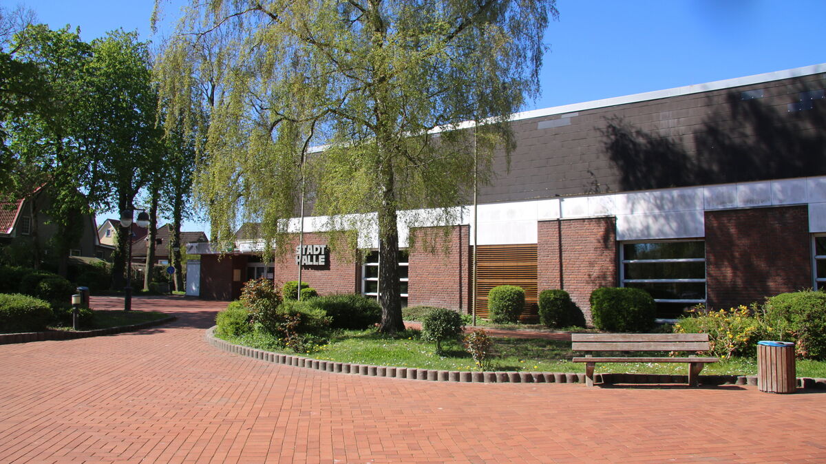 Sanierungsbedarf allerorten: Die Stadthalle Hadeln in Otterndorf wartet auf ihre längst überfällige Teilsanierung. Vier Gewerke wurden jetzt vergeben. Foto: Potschka