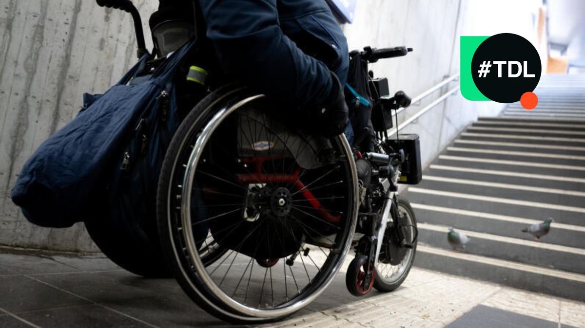 Ein Rollstuhlfahrer steht vor einer unüberwindbaren Treppe – ein Sinnbild für die Herausforderungen der Barrierefreiheit. Foto: Sven Hoppe