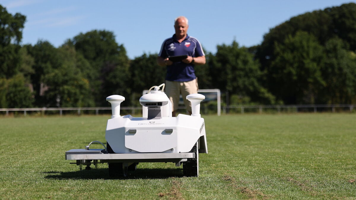 Roboter statt Markierungswagen: Die TSG Nordholz hat einen neuen Markierungsroboter, der Spielfelder auf Knopfdruck kreidet und für präzise Linien sorgt. Foto: May