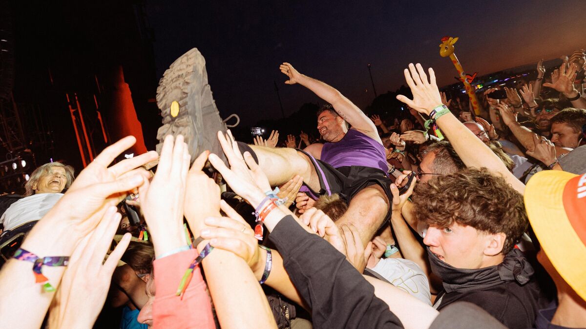 Marteria beim Stage Diving: Gemeinsam mit seiner Mutter wagt sich der Rapper ins Publikum. Foto: David Reineke/Deichbrand