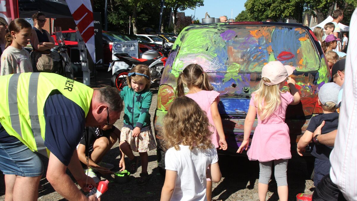 Kinder können beim Grodener Straßenfest ein Auto bemalen. Foto: Reese-Winne