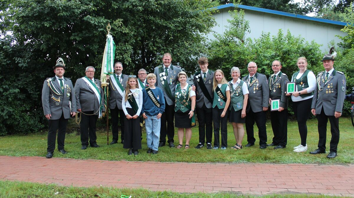 Die neuen Würdenträger des Schützenvereins Armstorf um Schützenkönig Sebastian Meyer und Schützenkönigin Alicia Döscher stellen sich zum Gruppenfoto auf. Foto: Morjan