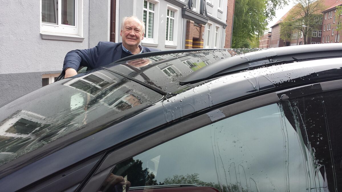 Gunnar Wegener, SPD-Kommunalpolitiker, hat schon mehrfach Anfeindungen erlebt; mehrfach wurden seine Autos mit Lackfarbe beschmiert. Die Hemmschwelle wird seiner Ansicht nach immer geringer, wie auch der Auftritt vor seiner Haustür beweise. Foto: Lütt