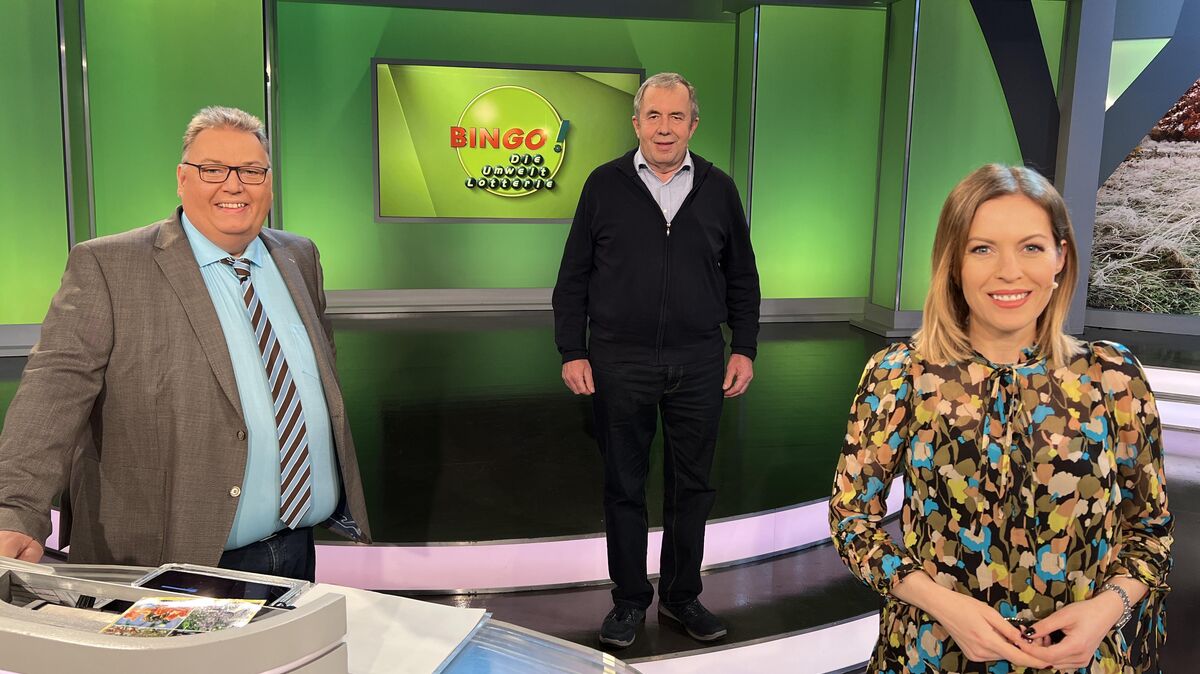 Helmut Steffens (M.) aus Hollen hatte das richtige Händchen und räumte am Sonntag in der TV-Show "Bingo!" des Senders NDR mit den Moderatoren Jule Gölsdorf und Michael Thürnau den Pott ab. Foto: Carina Niemeyer, Büro Michael Thürnau