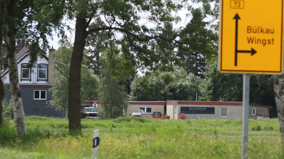 An einem der Flachdachgebäude hinter der alten Villa hängt ein großes Banner mit der Aufschrift "Bandidos Motorcycle Club". Foto: Lütt