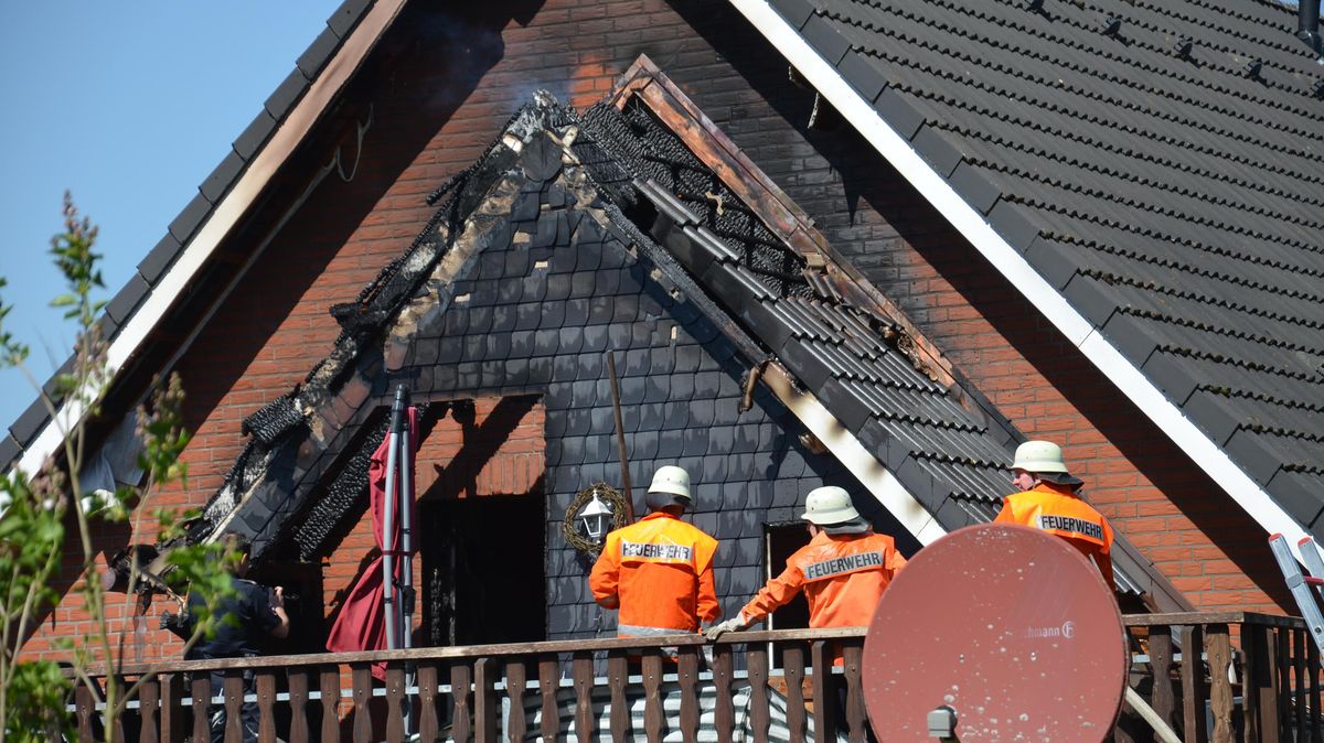 Von diesem Anbau ging vermutlich der Brand in dem Lamstedter Vier-Familienhauses aus. Aus Dachfenstern rettete ein 24-jähriger Nachbar eine Mutter und ihre beiden Söhne. Foto: Lange