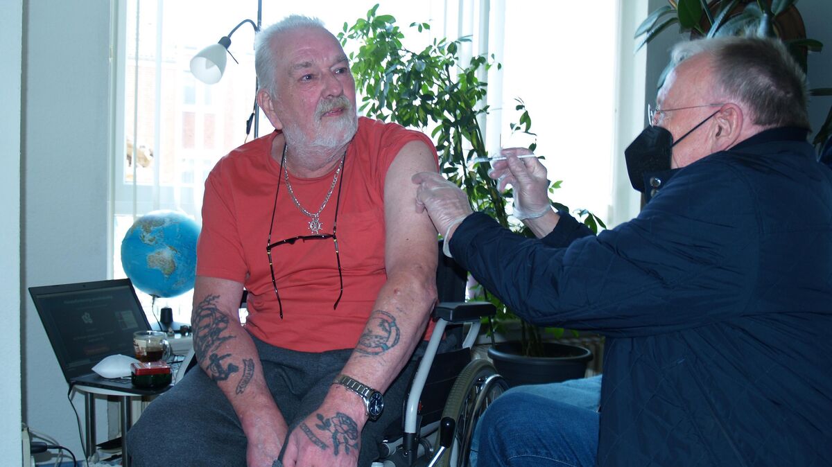 Arzt Michael Bodanowitz impft den Cuxhavener Karl Bauer in dessen eigenen vier Wänden. Foto: Bohlmann-Drammeh