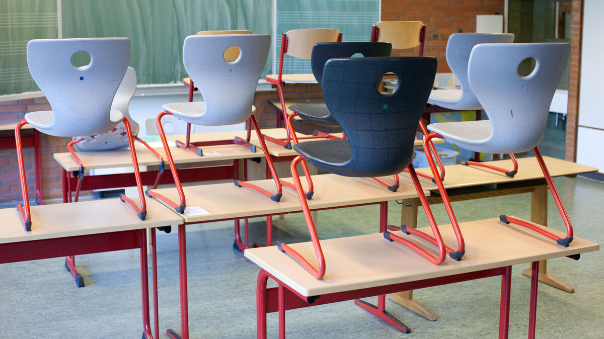 Inzwischen ist es an mindestens drei Schulen - beziehungsweise in der Nähe davon - zu rassistischen Parolen wie im "Sylt-Video" gekommen. Symbolfoto: Friso Gentsch/dpa/lni