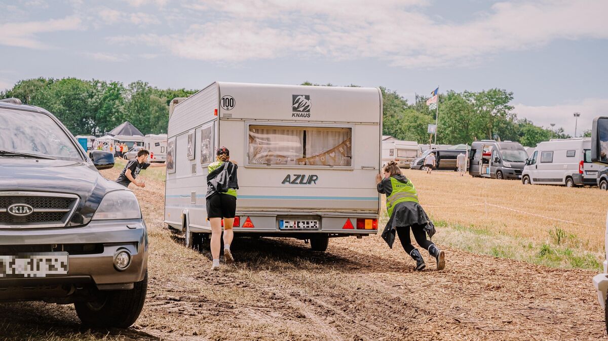 Im vergangenen Jahr machte das regnerische Wetter den Festivalbesuchern bei der Anreise ordentlich zu schaffen. Foto: Keck