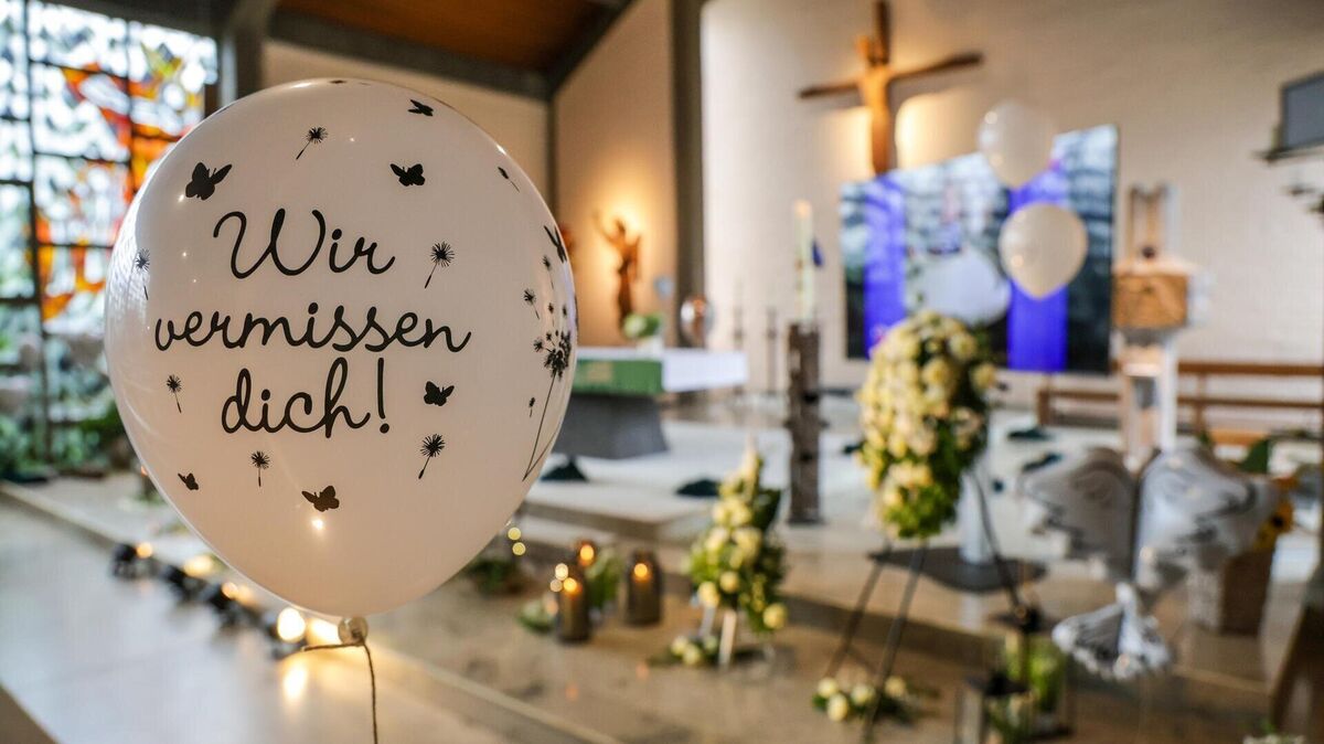 In Absprache mit Arians Angehörigen, so teilte die Kirche mit, hatten ein Bestattungsinstitut und Freunde der Familie die St. Michael Kirche unter anderem mit Blumenkränzen, Fotos des Elmer Jungen und Luftballons geschmückt. Foto: Strangmann