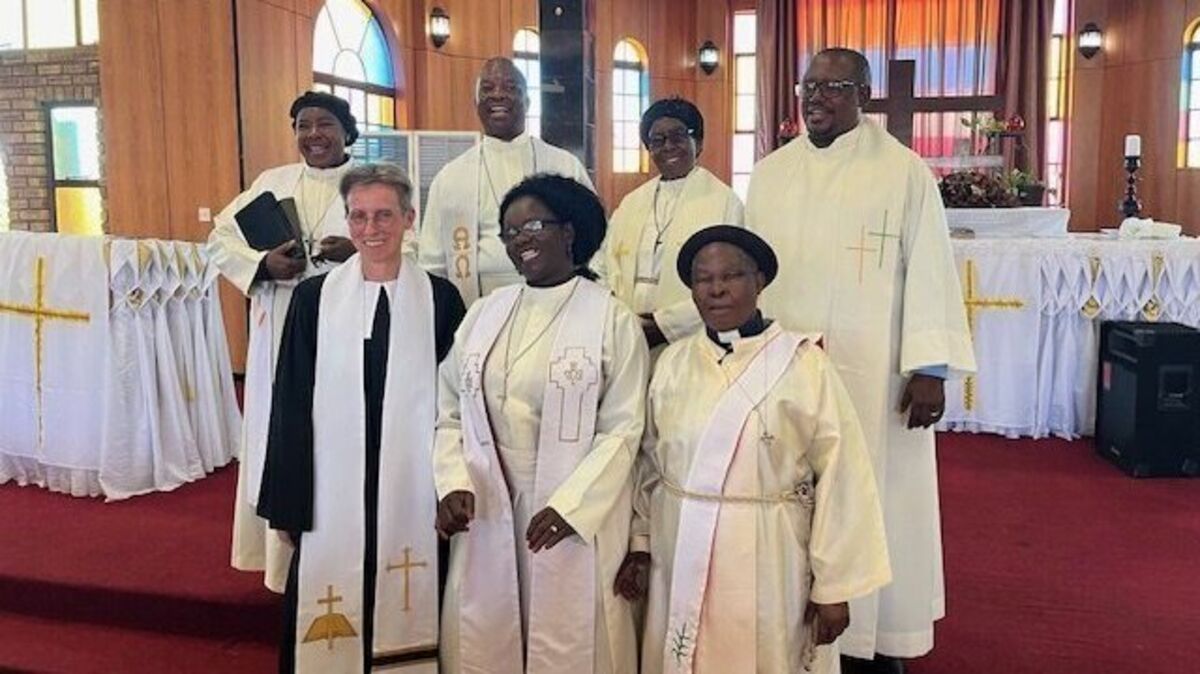Nach einem vierstündigen Gottesdienst in Ramotswa haben alle gut lachen. Vorn links: Sabine Badorek. Foto: privat