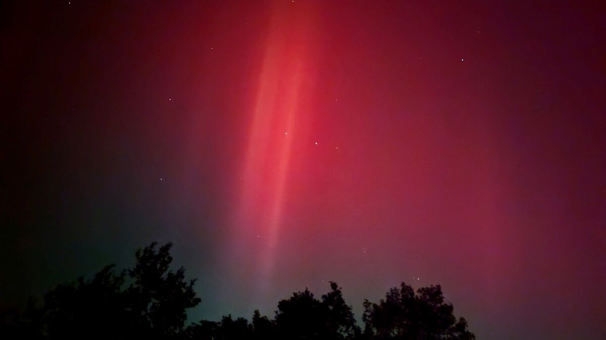 Kurz nach meinem Interview über Polarlichter und die intensiven Sonnenstürme in diesem Jahr ließ sich die Aurora Borealis direkt über meinem Zuhause blicken. Foto: Brettschneider