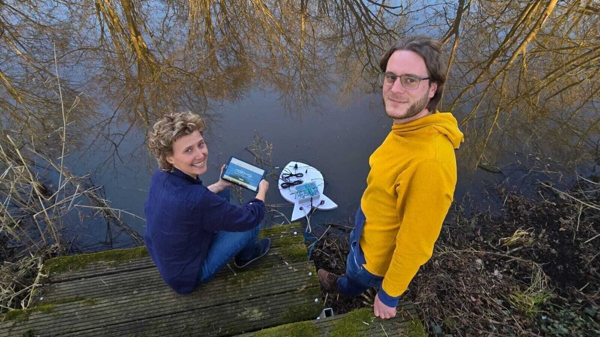 Elke Freimuth mit Sören Krebs, er ist Ingenieur und Emissionsgutachter und hat ehrenamtlich die Wassersonde in Zusammenarbeit mit der Doktorandin Julia Steiwer zusammen gebaut. Foto: wilde-natur.org