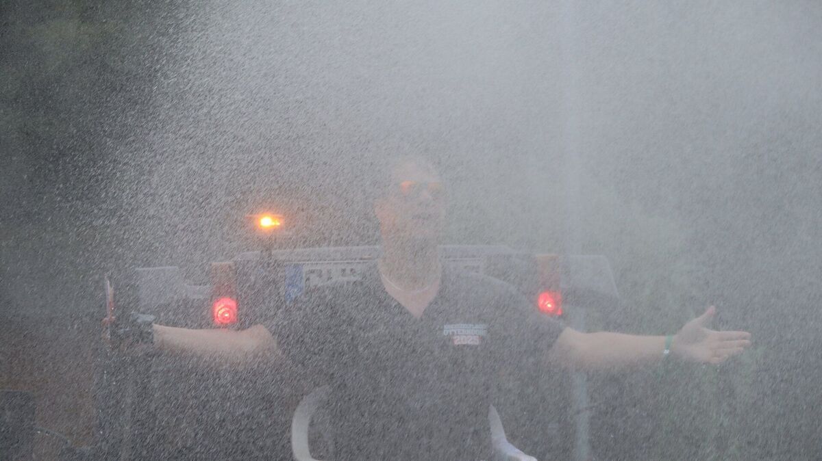 Kreiszeltlager-Verantwortlicher Thomas von Holten hat am Mittwoch Geburtstag. Anlass für die Feuerwehr, Strahlrohre und andere Wasserbehälter auf ihr Geburtstagskind zu richten. Foto: Kreisjugendfeuerwehr Cuxhaven