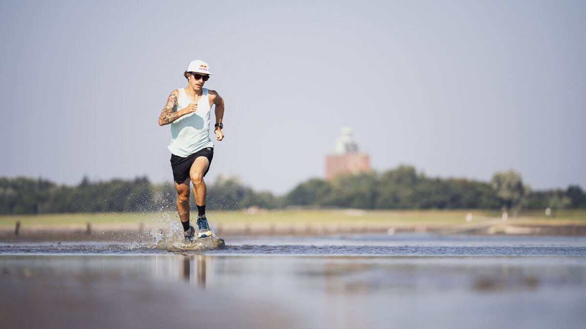 Florian Neuschwander ist ein prominenter Starter beim Wattlauf am Sonntag in Cuxhaven. Foto: Jan Malte Neuhaus