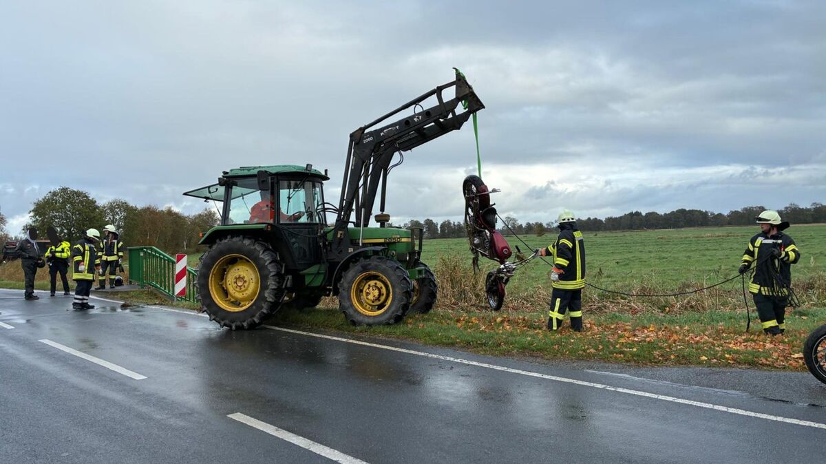 Der Motorradfahrer wird bei dem Unfall leicht verletzt. An der Maschine entsteht hoher Sachschaden. Sie wird mit einem Trecker geborgen. Foto: Lange