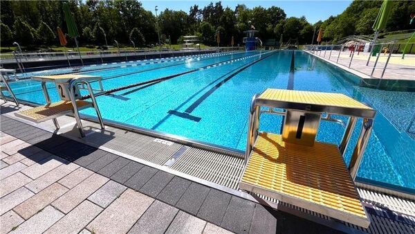 Vor dem Freibad in Buxtehude: Frau mit Baseballschläger löst Einsatz für Polizei aus