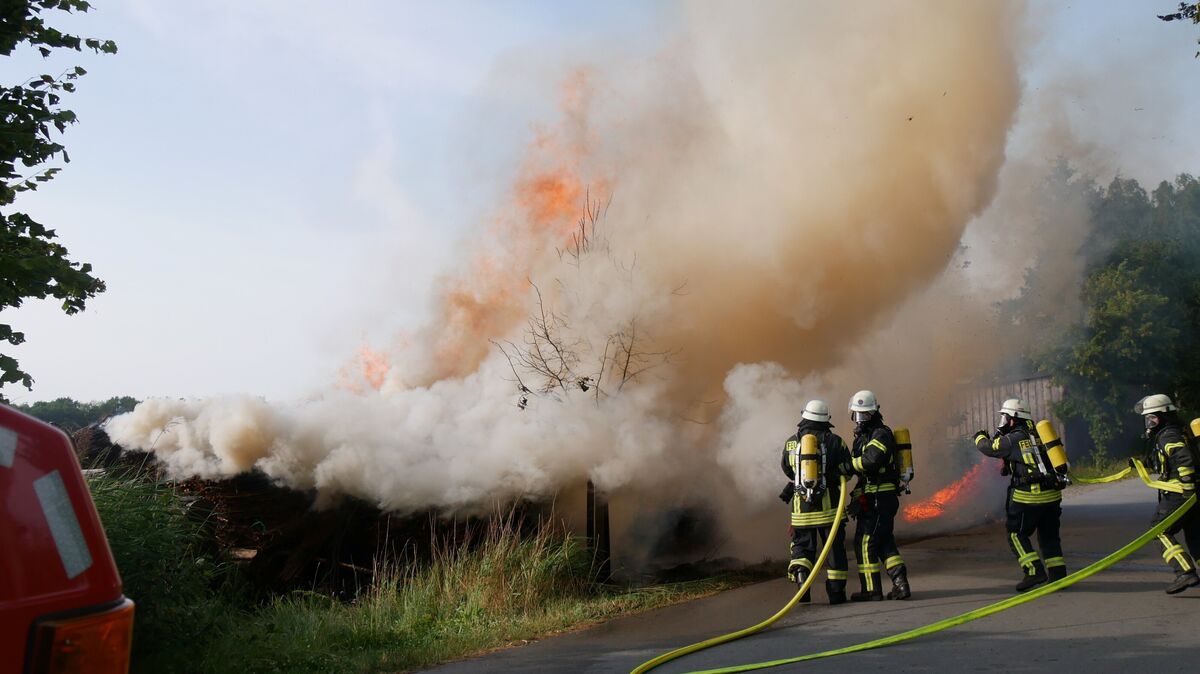 Eine enorme Rauchentwicklung und bis zu zwölf Meter hohe Flammen boten sich den ersten Einsatzkräften beim Eintreffen auf dem Gelände eines Hemmoorer Unternehmens. Foto: Jürgen Lange