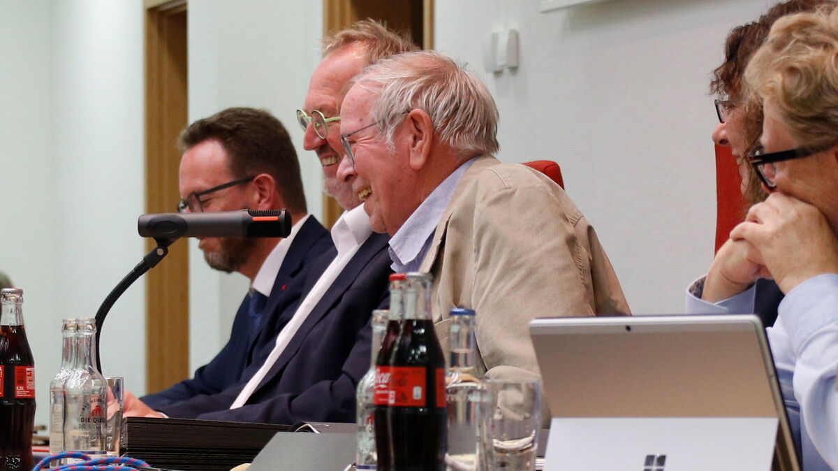 Warf einen Blick auf die vergangenen fünf Jahre Ratsarbeit: der Ratsvorsitzende Michael Stobbe (M.), hier auf dem Podium des Sitzungssaals. Foto: Koppe