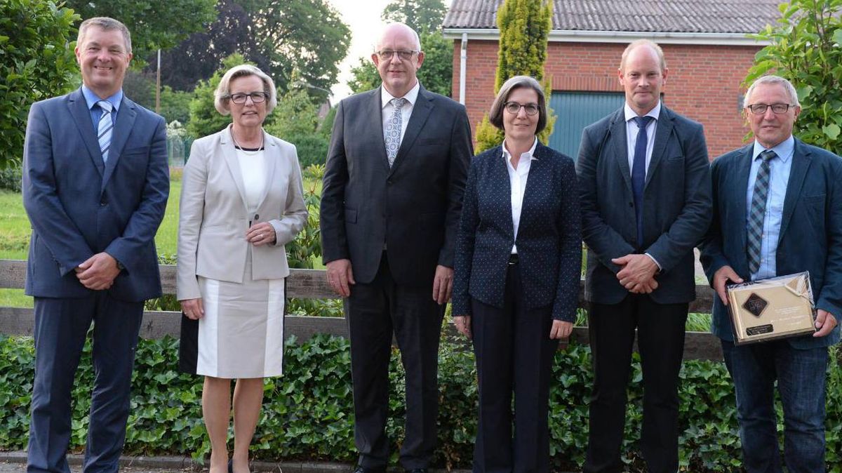 Aufsichtsrat und Vorstand der Spar- und Darlehenskasse Börde Lamstedt-Hechthausen nach der Genossenschaftsversammlung: Dieter Tiedemann, Brunhilde Tiedemann, Peter Winter, Lioba Rößel, Frank Michaelis und der ausgeschiedene Herrmann Tiedemann (von links). Foto: Schult